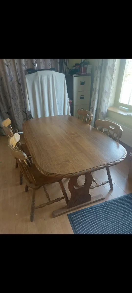 Table and chairs - Image 1