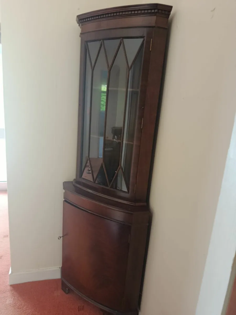 Corner cabinet