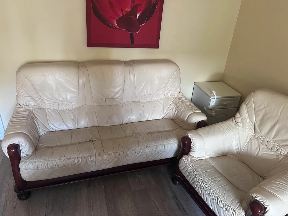 Leather 3 piece suite must be gone by 20 Aug - Image 1