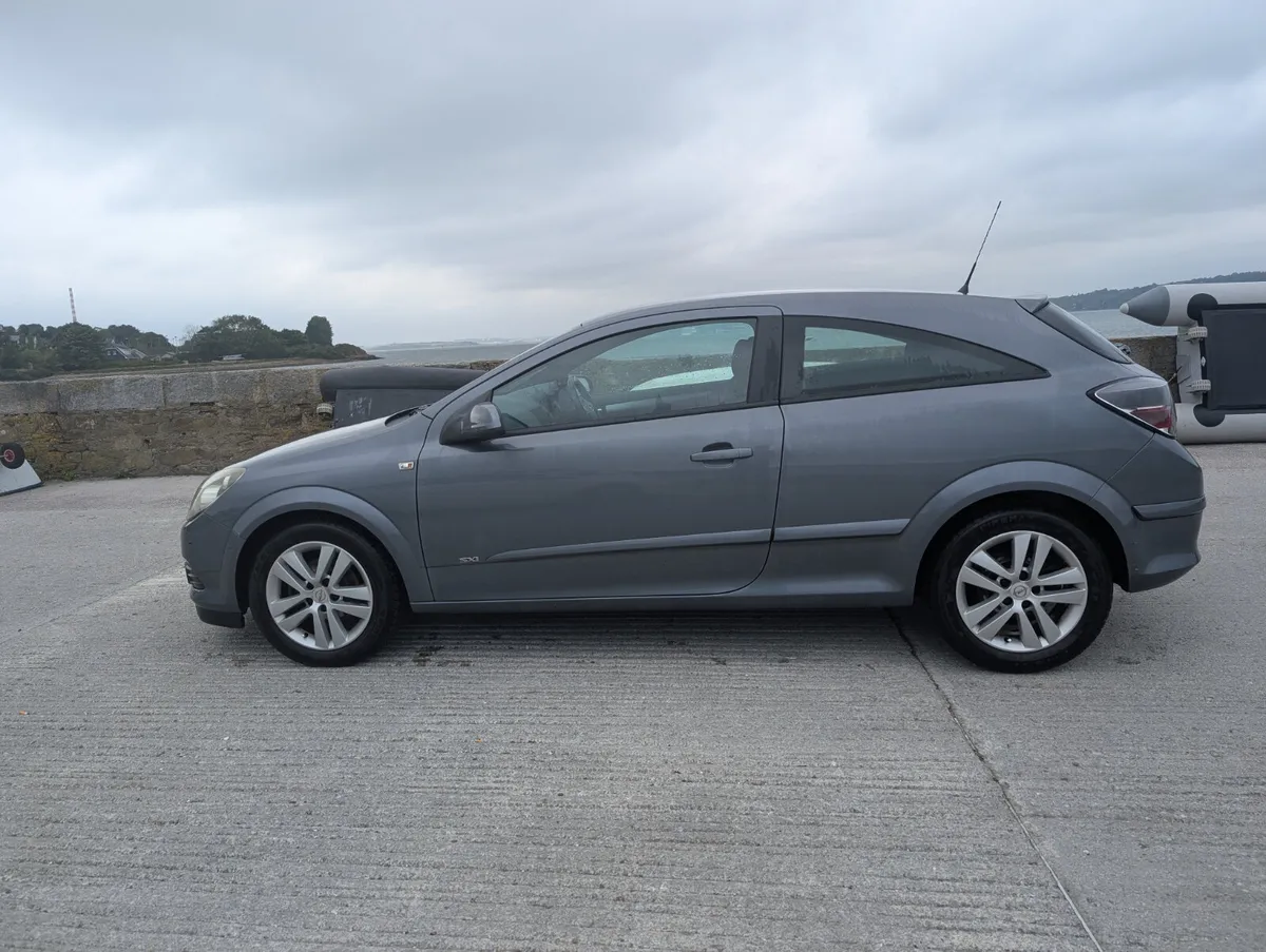 Opel Astra 1.4 GTC , 2011 - Image 4