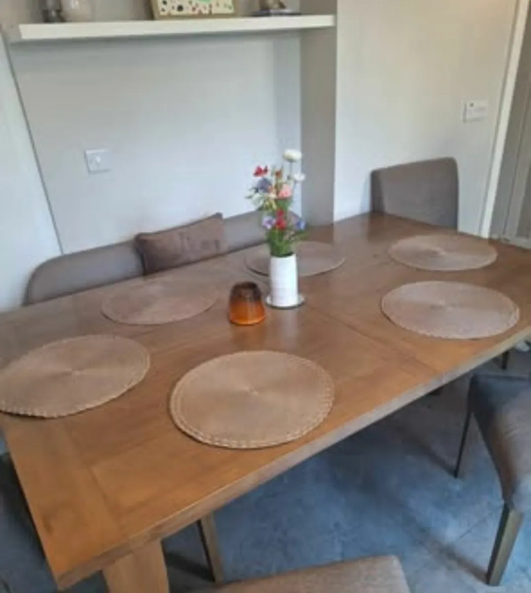 Beautiful extendable wooden Dining Table - Image 1