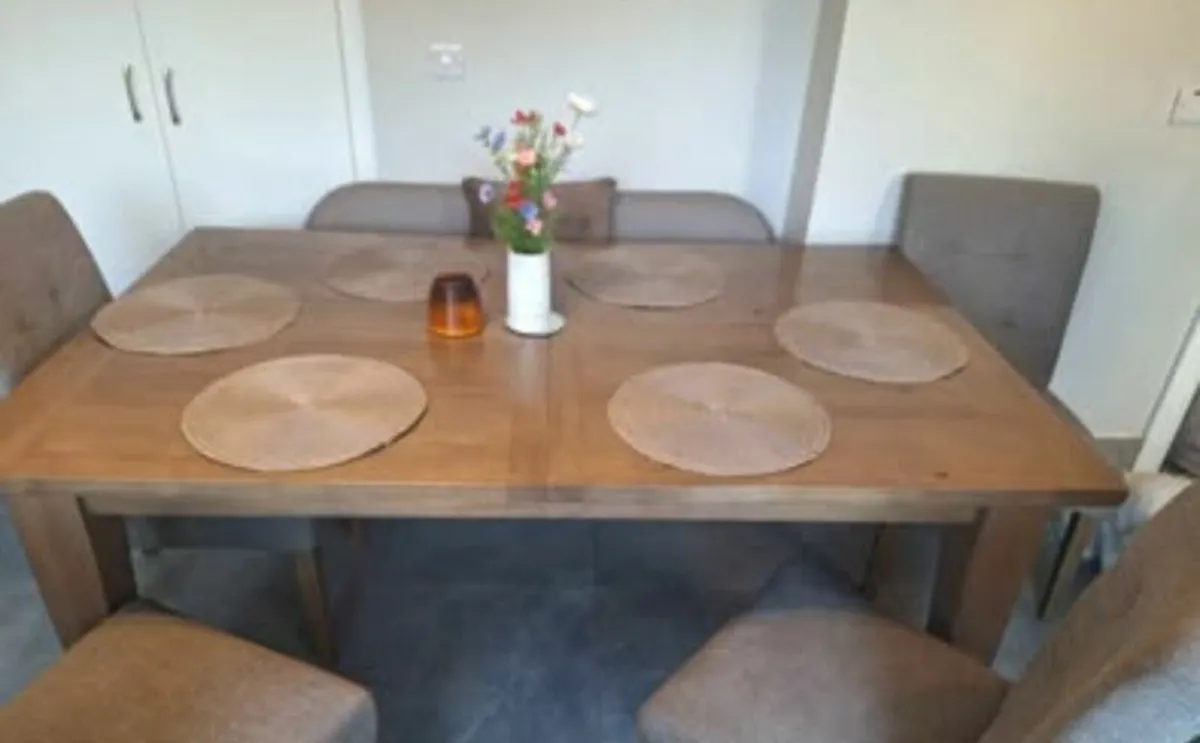 Beautiful extendable wooden Dining Table - Image 3