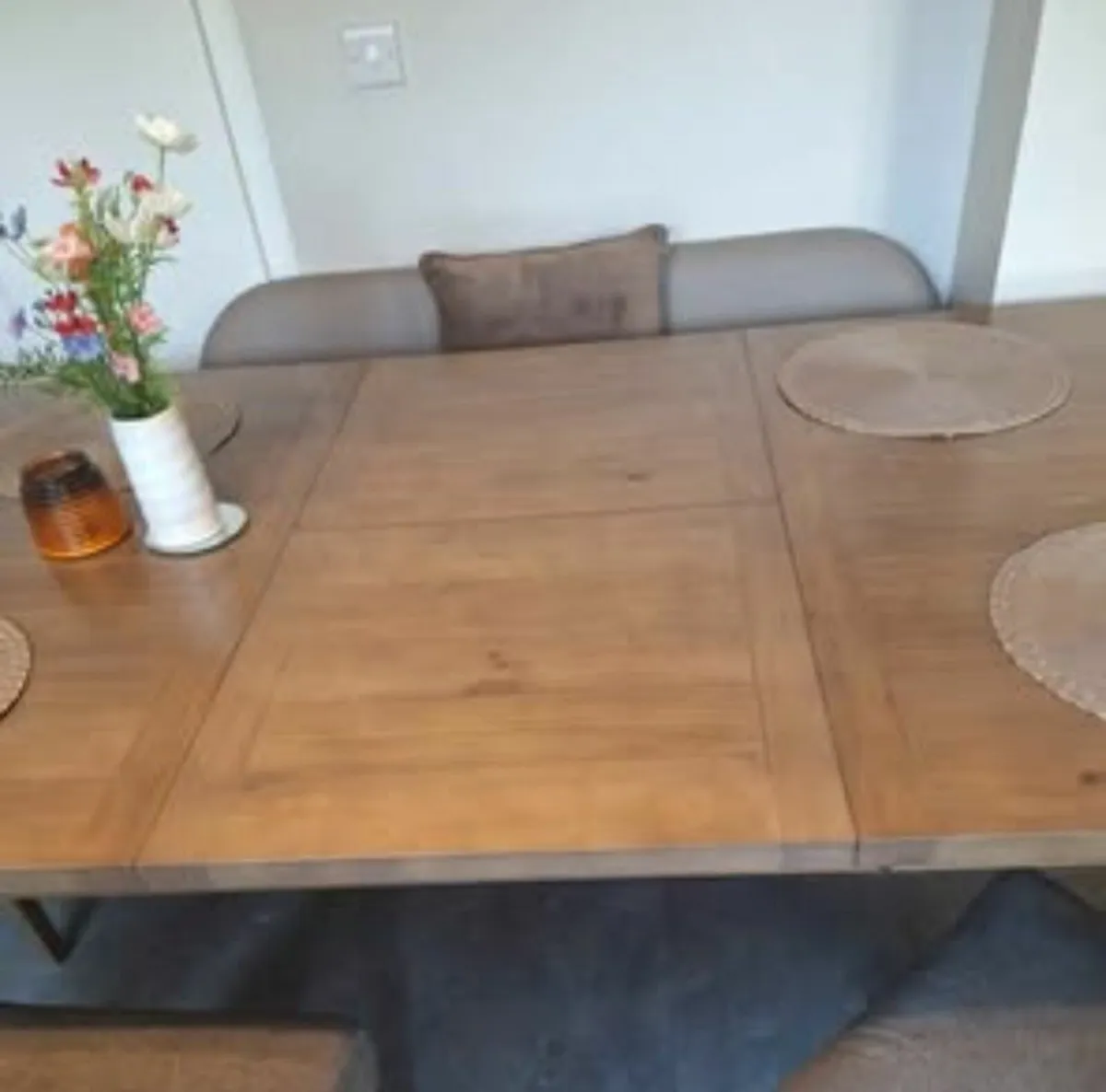 Beautiful extendable wooden Dining Table - Image 4