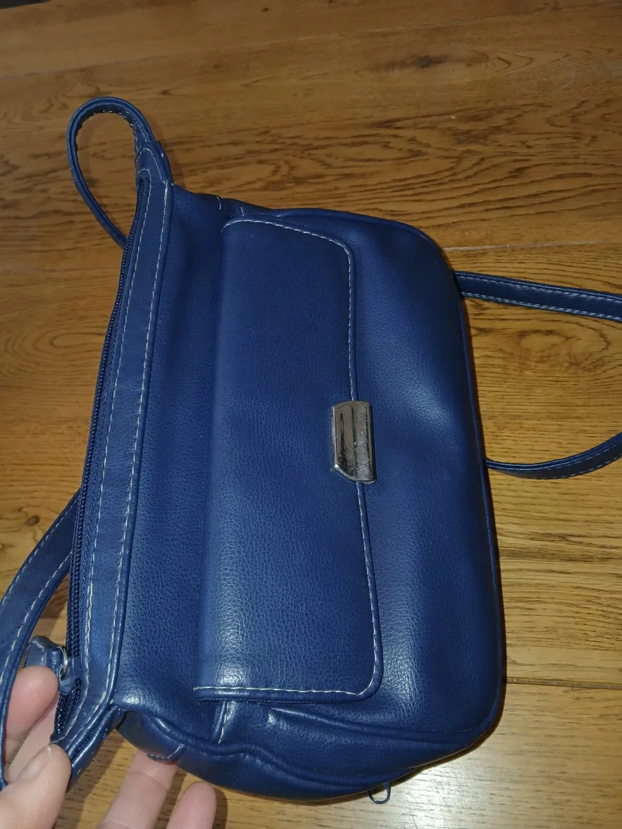 Vintage navy  leather shoulder bag used once. - Image 2