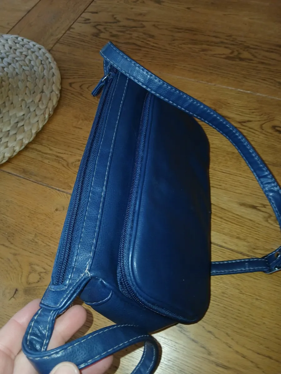 Vintage navy  leather shoulder bag used once. - Image 3