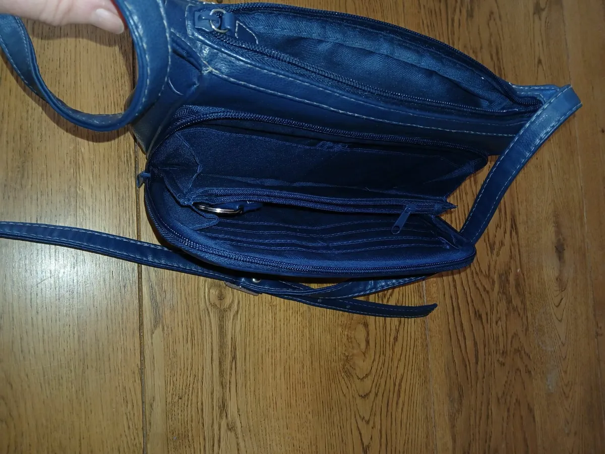 Vintage navy  leather shoulder bag used once. - Image 4