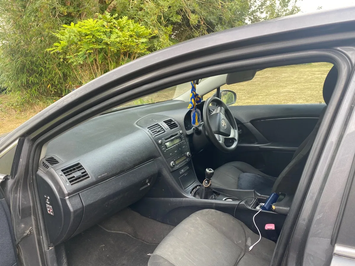 Toyota Avensis 2010 - Image 2