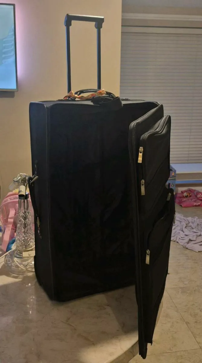 wheel on suitcase for sale in good condition - Image 1