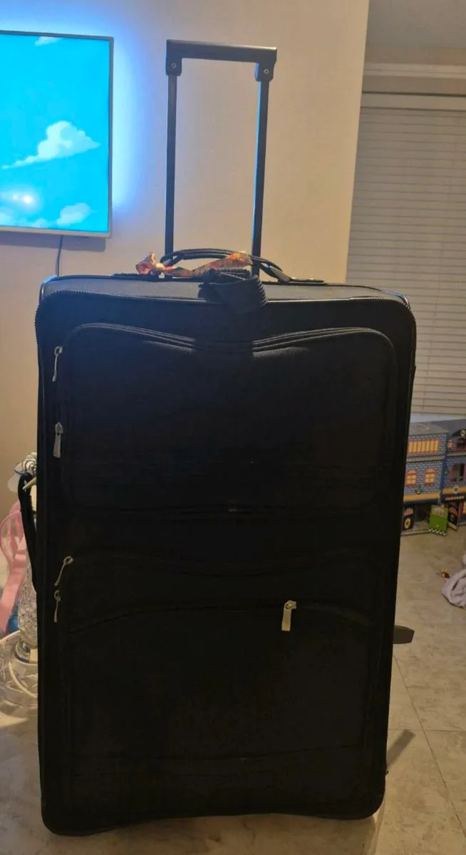 wheel on suitcase for sale in good condition - Image 3