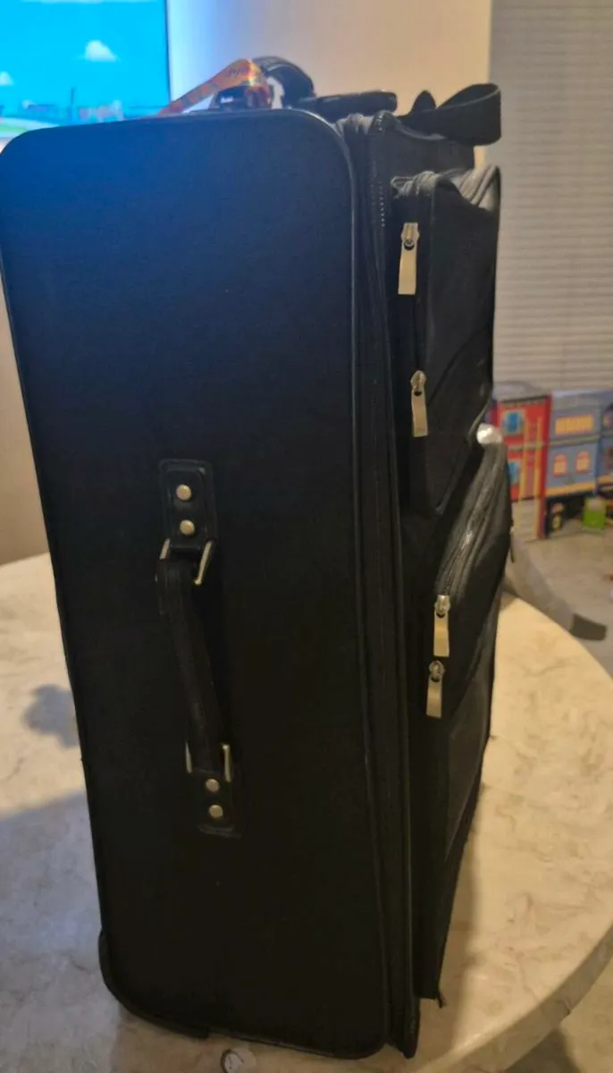wheel on suitcase for sale in good condition - Image 4