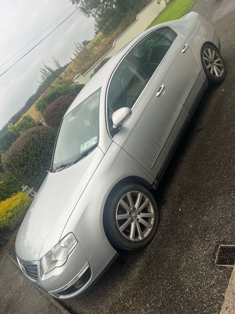 Volkswagen Passat 2010 silver - Image 1