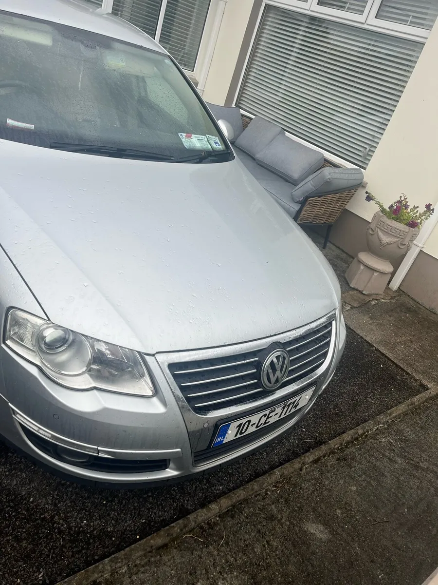 Volkswagen Passat 2010 silver - Image 2