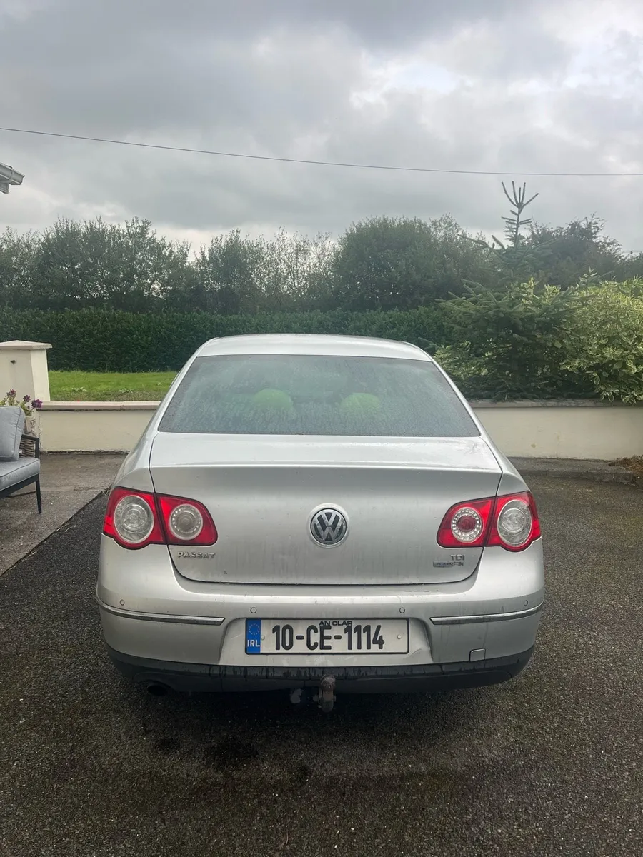 Volkswagen Passat 2010 silver - Image 3
