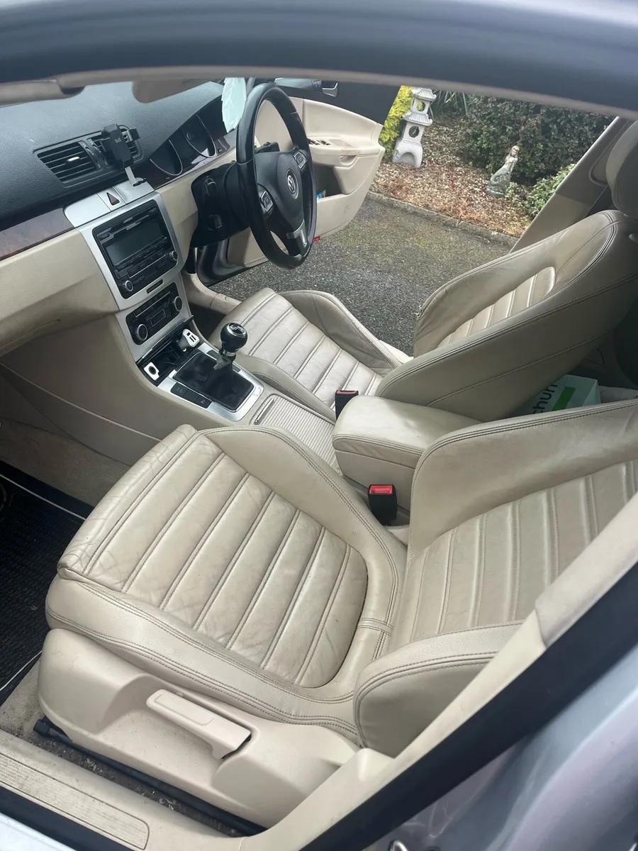 Volkswagen Passat 2010 silver - Image 4