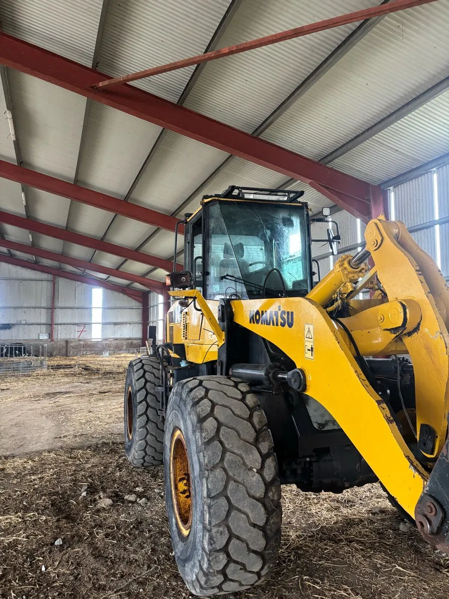 Komatsu 320 loader - Image 2