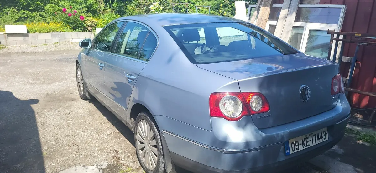 Volkswagen Passat 2009 - Image 2