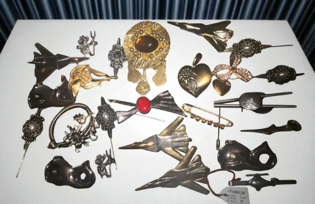 Bundle of vintage brooches etc