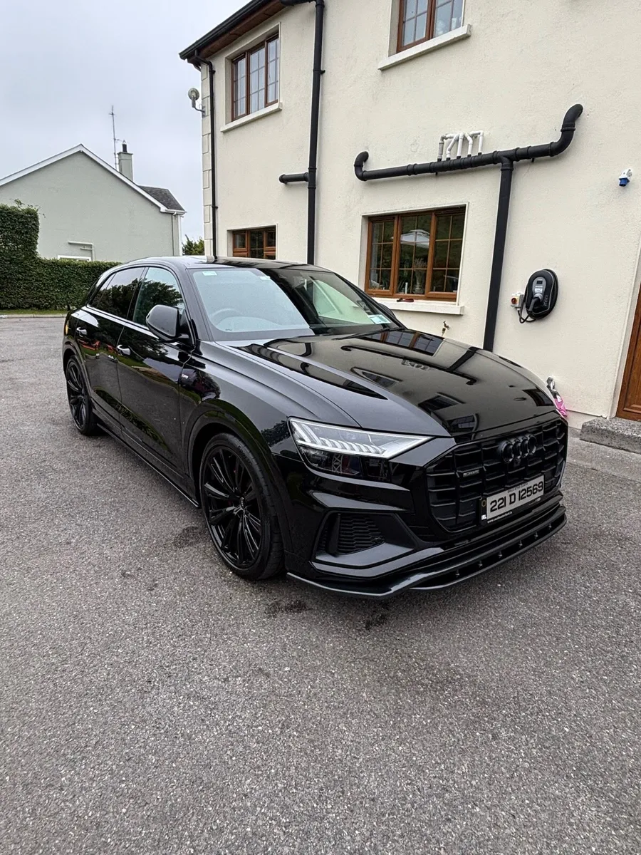 Audi Q8 60TFSIe Competition - Image 3