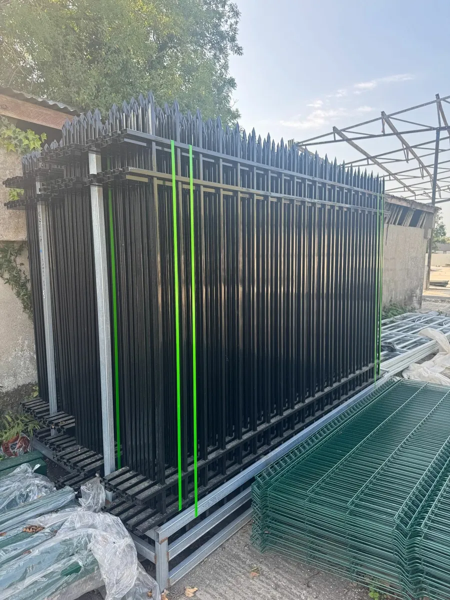New black fencing - Image 1