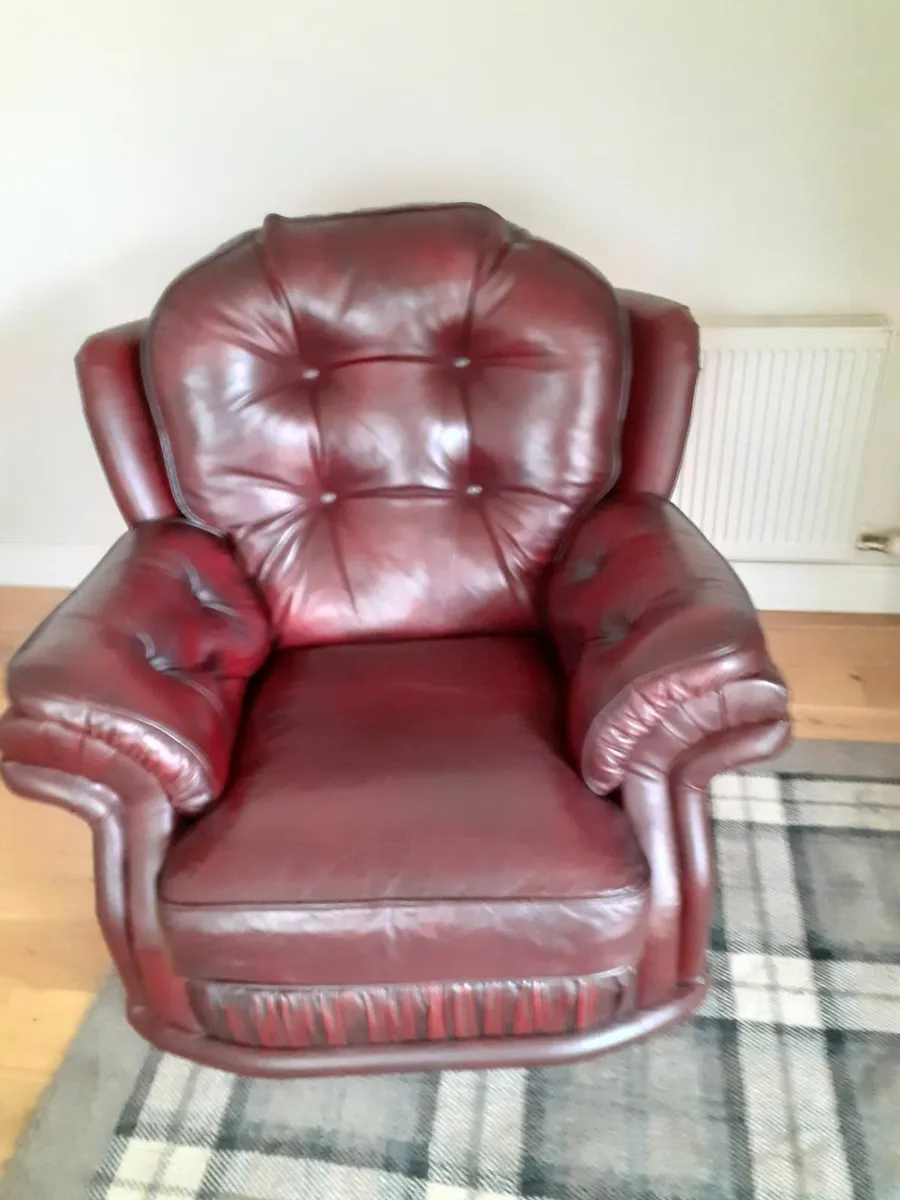 Three piece leather suite and arm chairs - Image 1