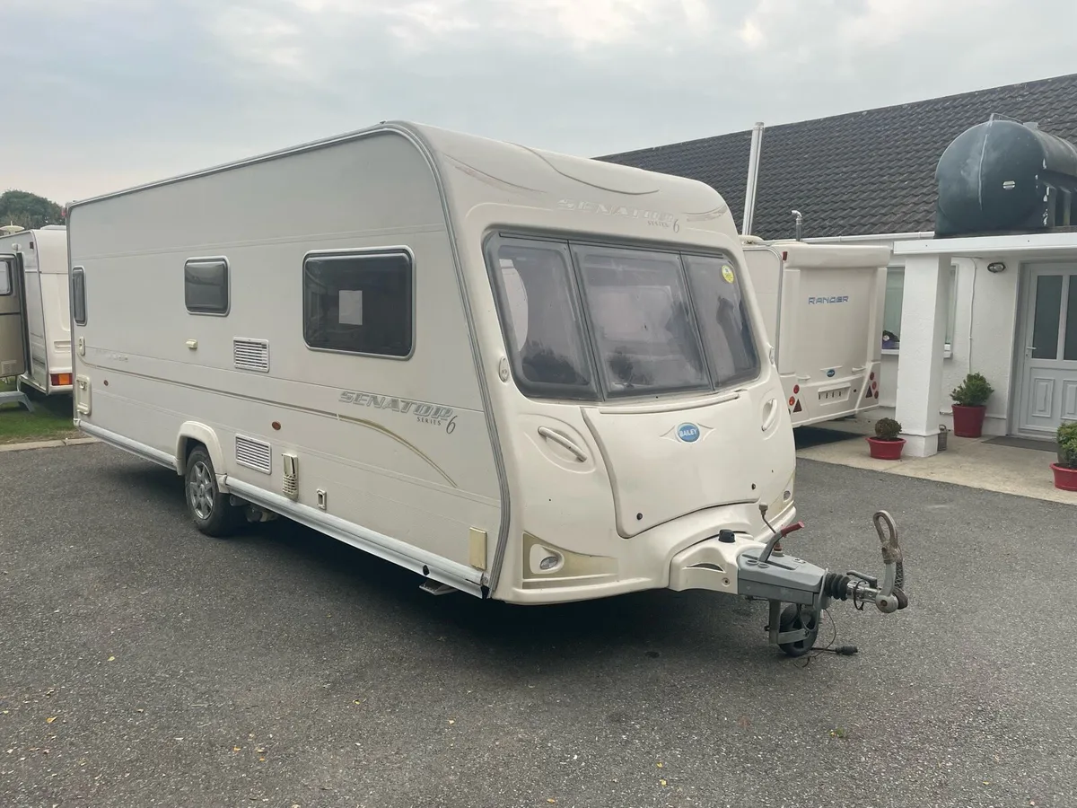 Fixed bed caravan - Image 2