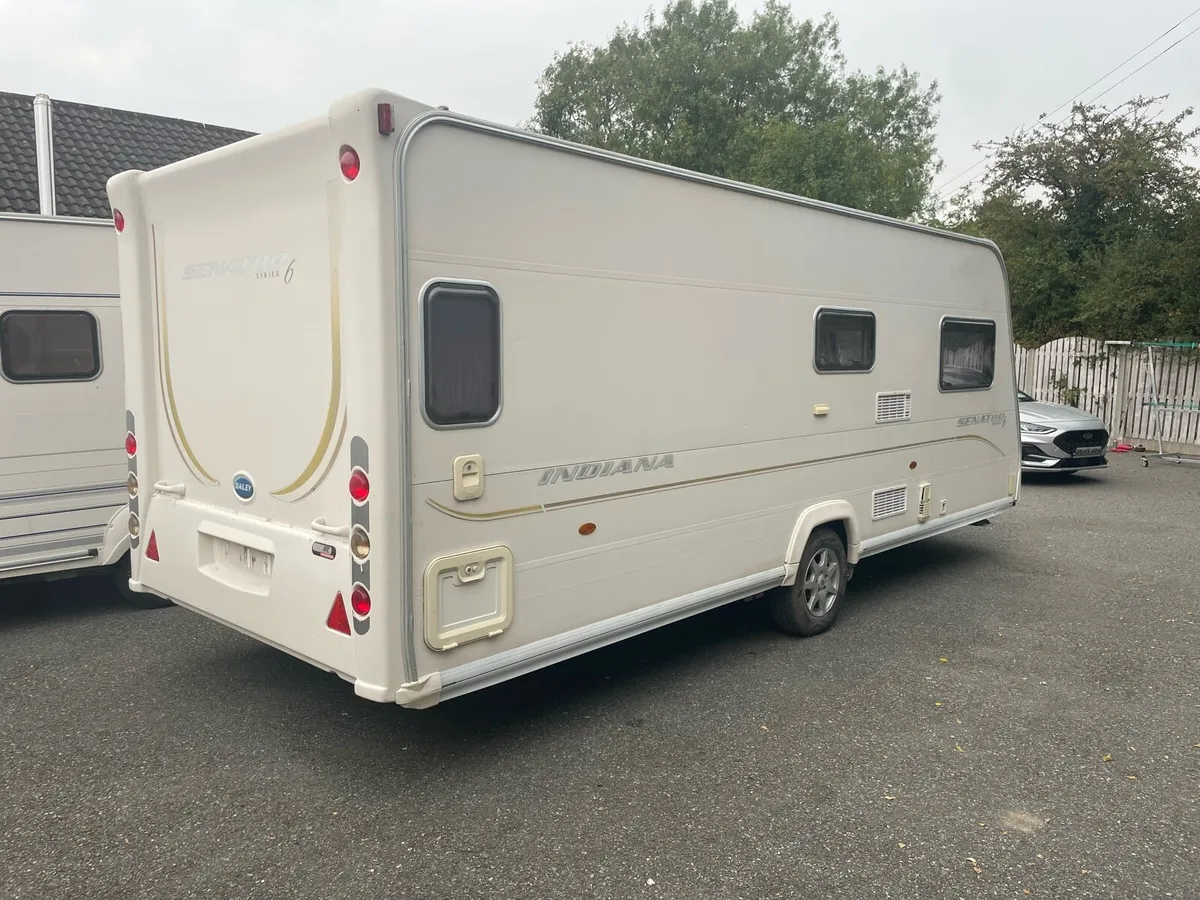 Fixed bed caravan - Image 3