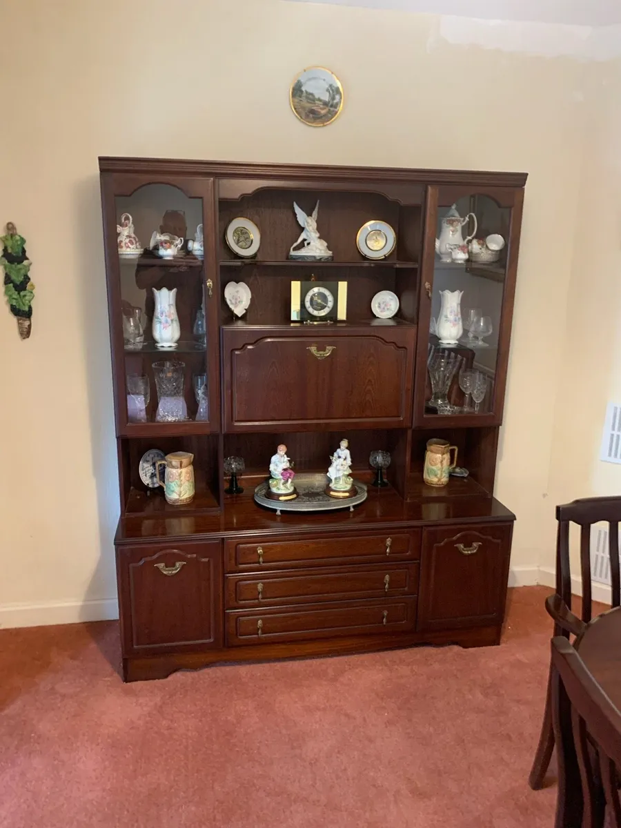 Mahogany table and chairs with floor standing unit - Image 4