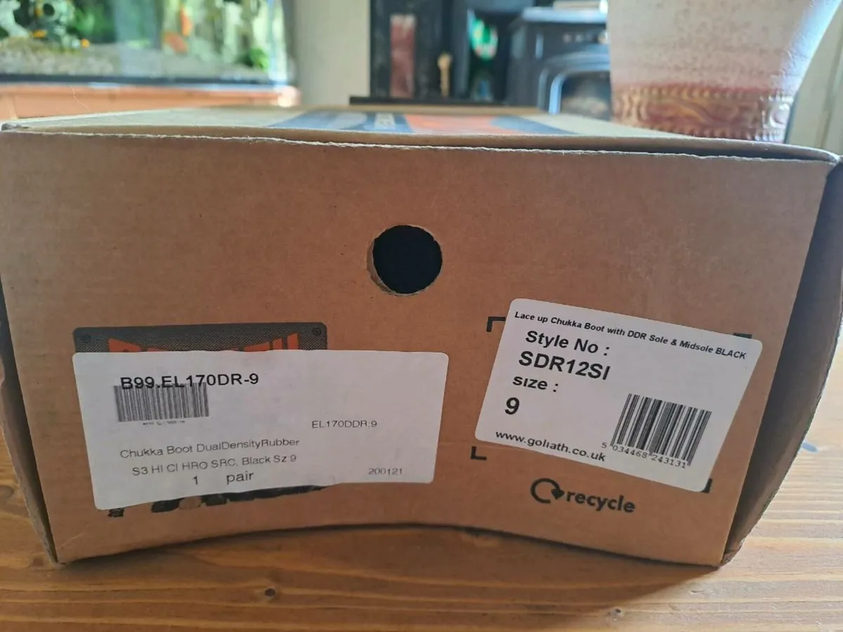 Goliath safety boots size 9 - Image 3