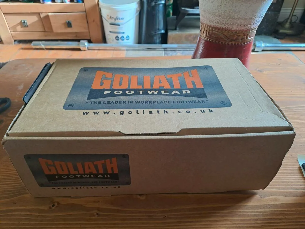 Goliath safety boots size 9 - Image 4