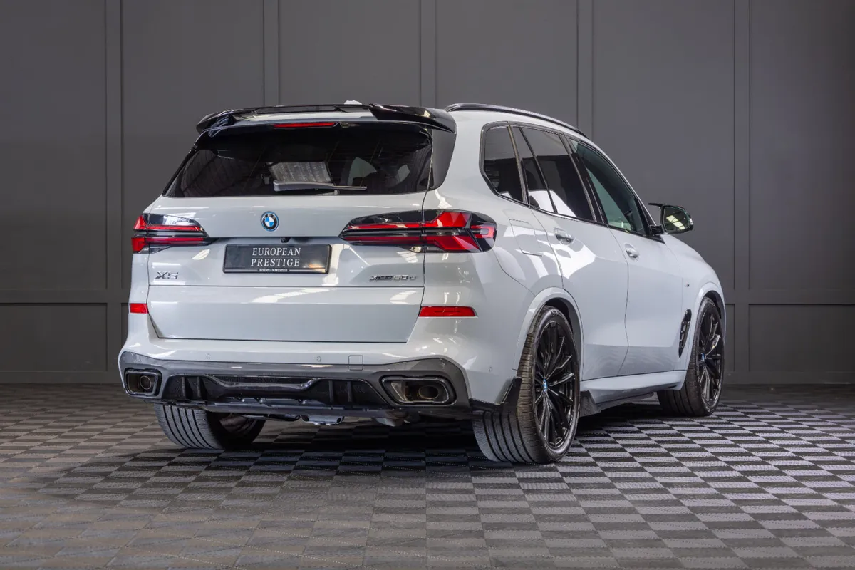 2025 BMW X5 X-Drive 50e M-Sport - Image 3