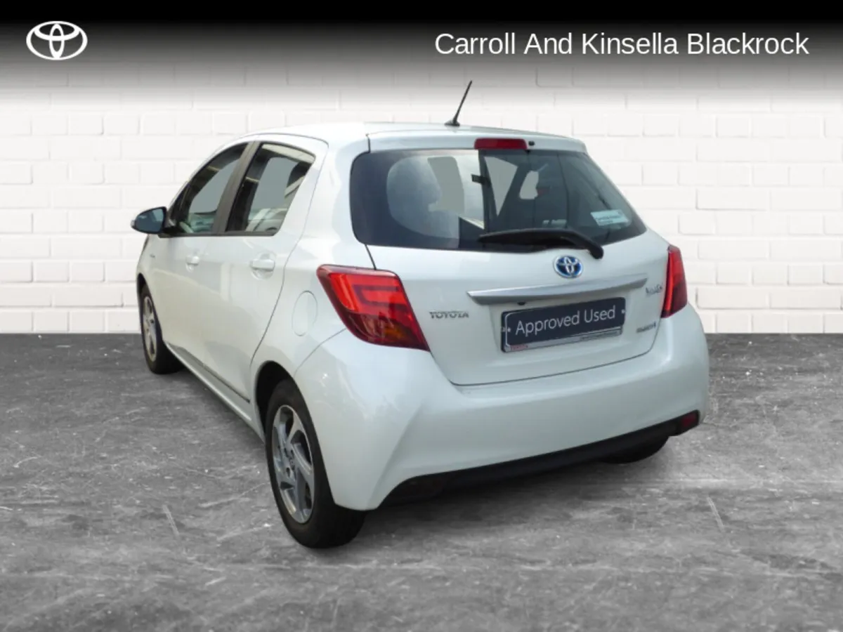 Toyota Yaris Hybrid Luxury - Image 2