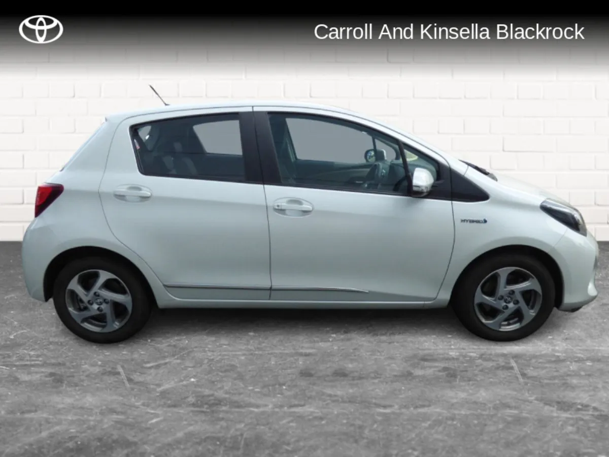 Toyota Yaris Hybrid Luxury - Image 3