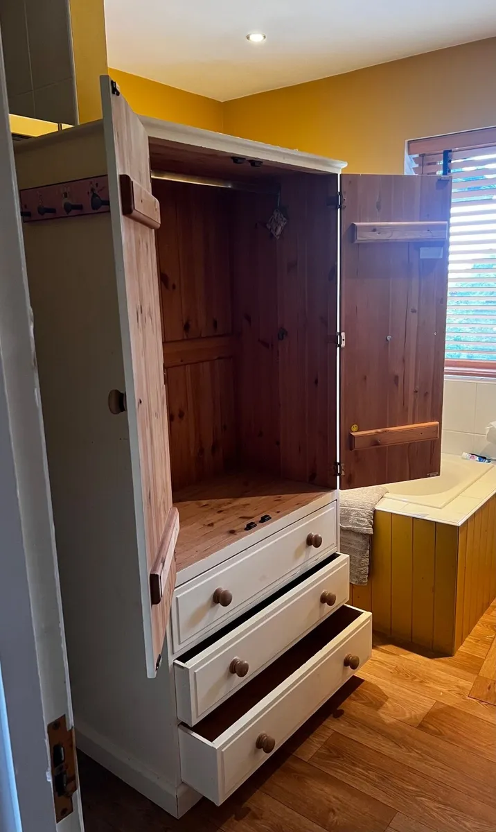 Free Wardrobe - Image 1