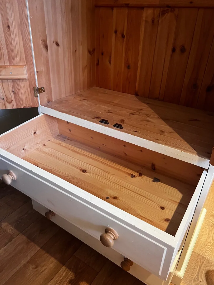 Free Wardrobe - Image 3