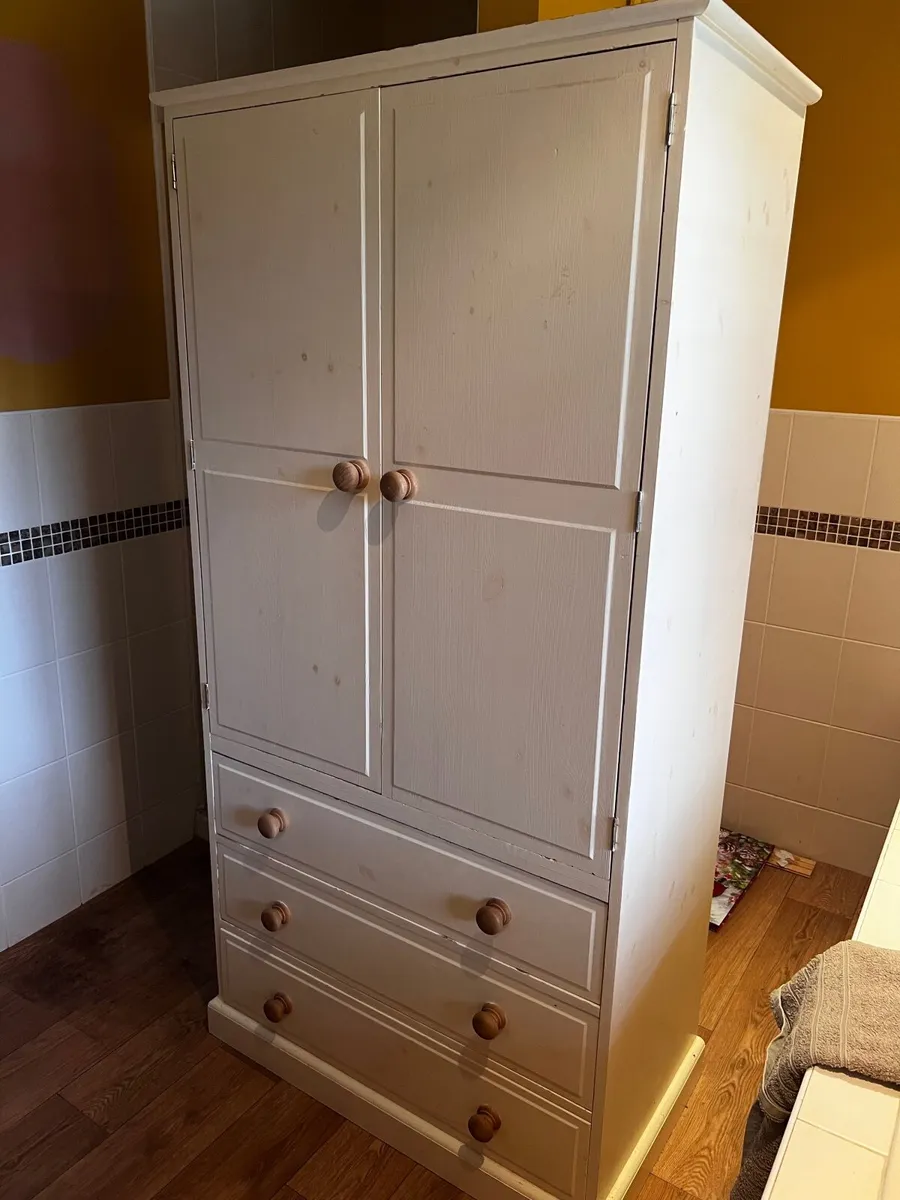 Free Wardrobe - Image 4