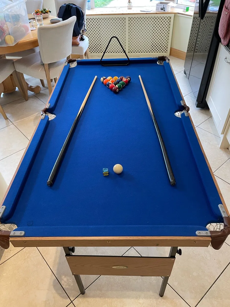 Kids folding pool table - 4.5 x 2.25 feet - Image 1