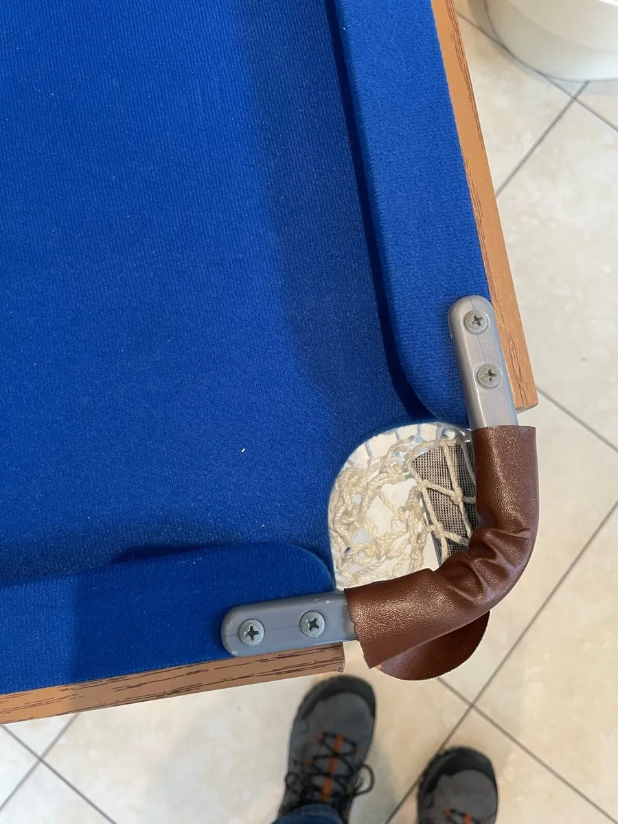 Kids folding pool table - 4.5 x 2.25 feet - Image 4