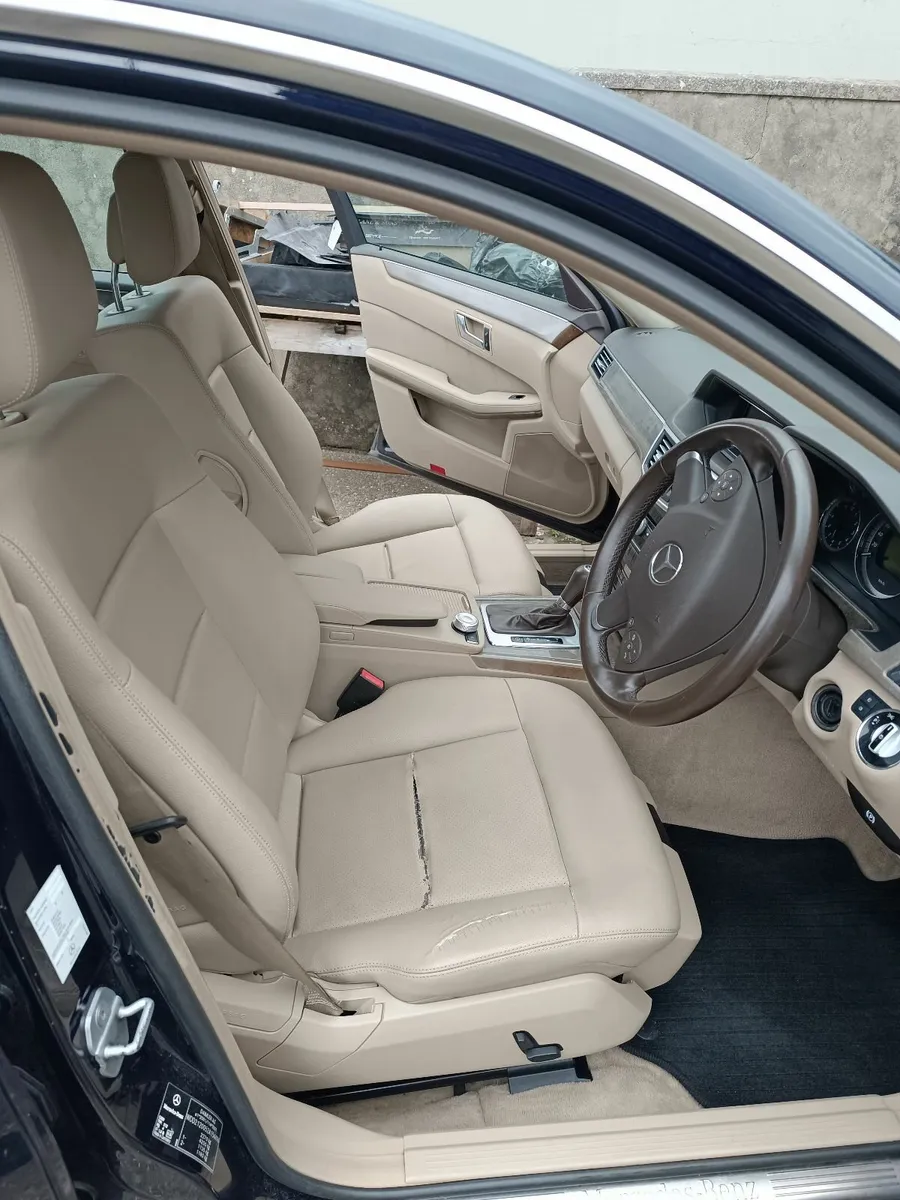 Mercedes-Benz E-Class 2010 - Image 3