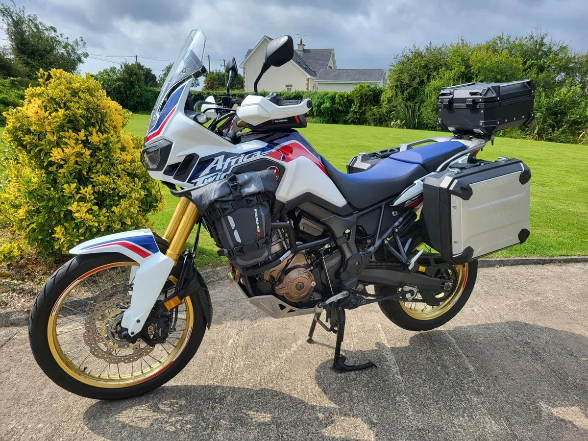 2017 CRF 1000
AFRICAN TWIN MANUAL - Image 1