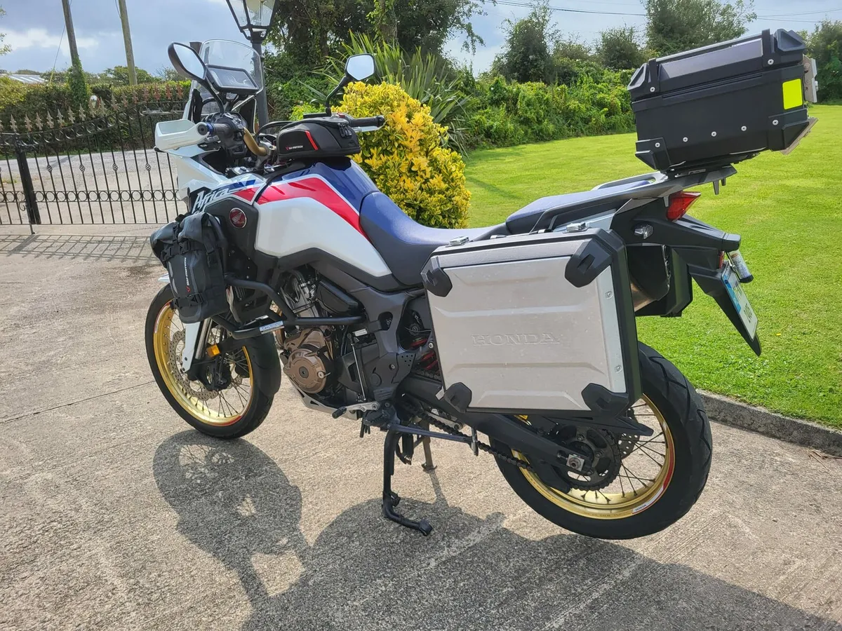 2017 CRF 1000
AFRICAN TWIN MANUAL - Image 2