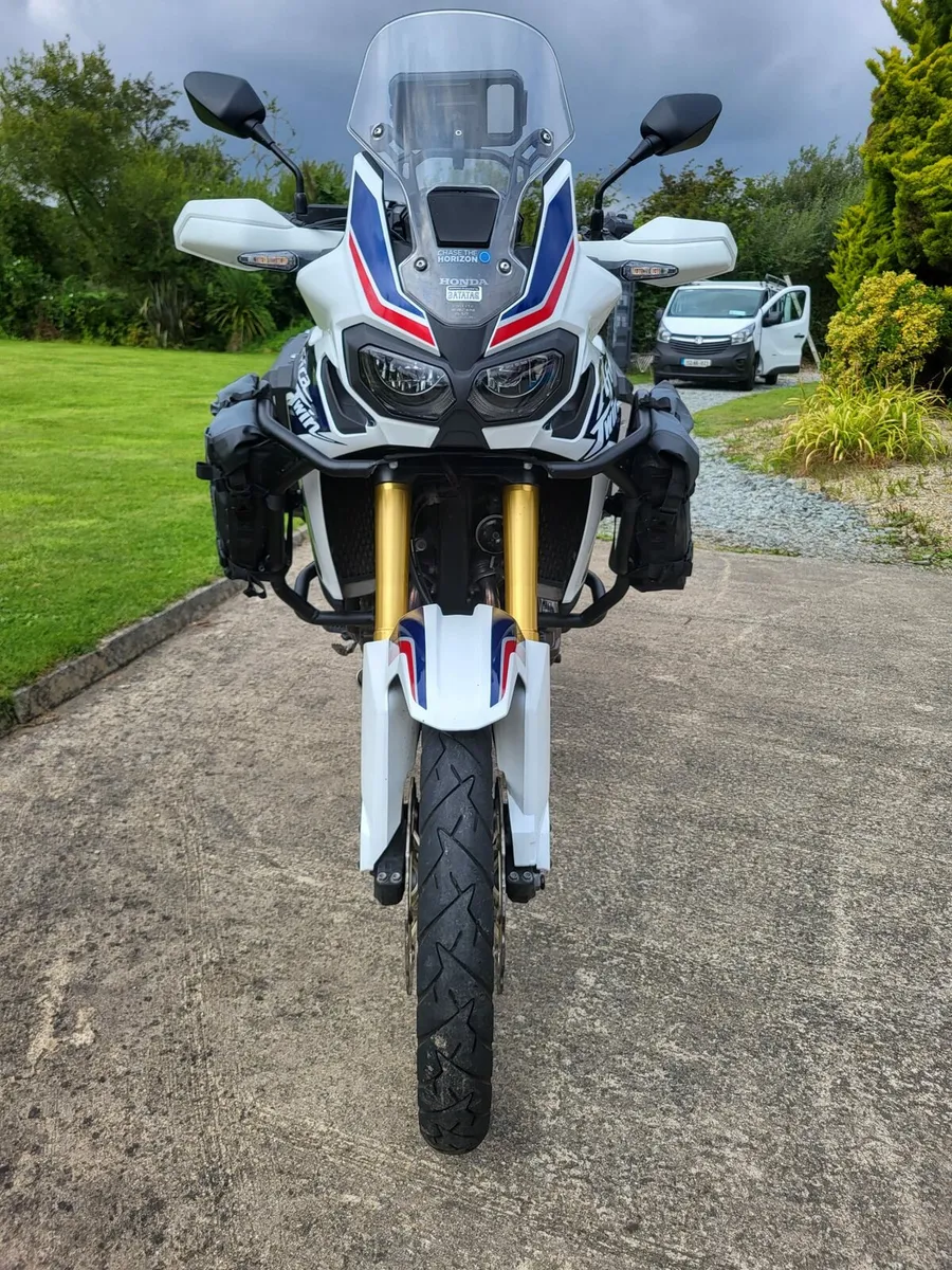 2017 CRF 1000
AFRICAN TWIN MANUAL - Image 3