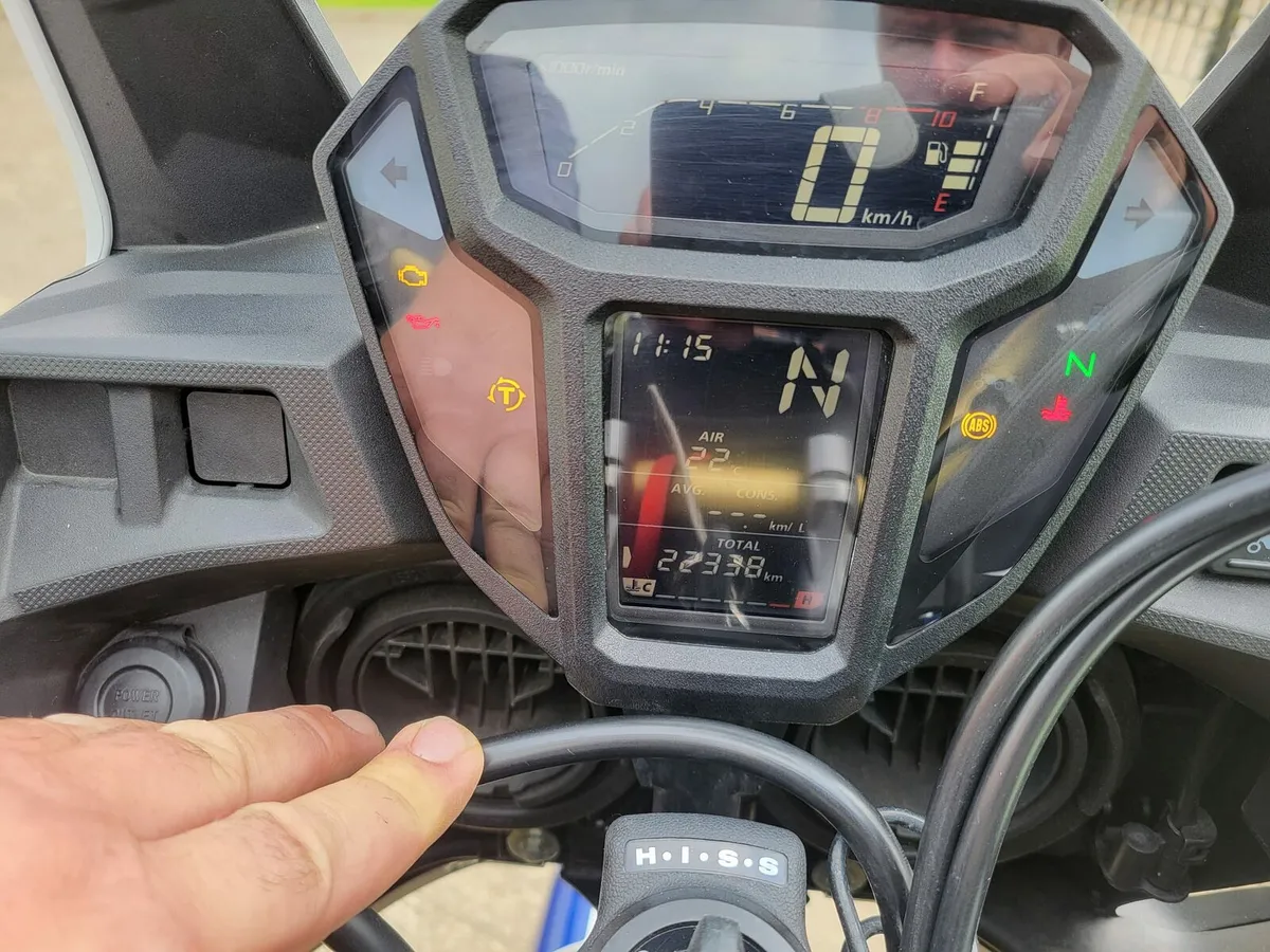 2017 CRF 1000
AFRICAN TWIN MANUAL - Image 4