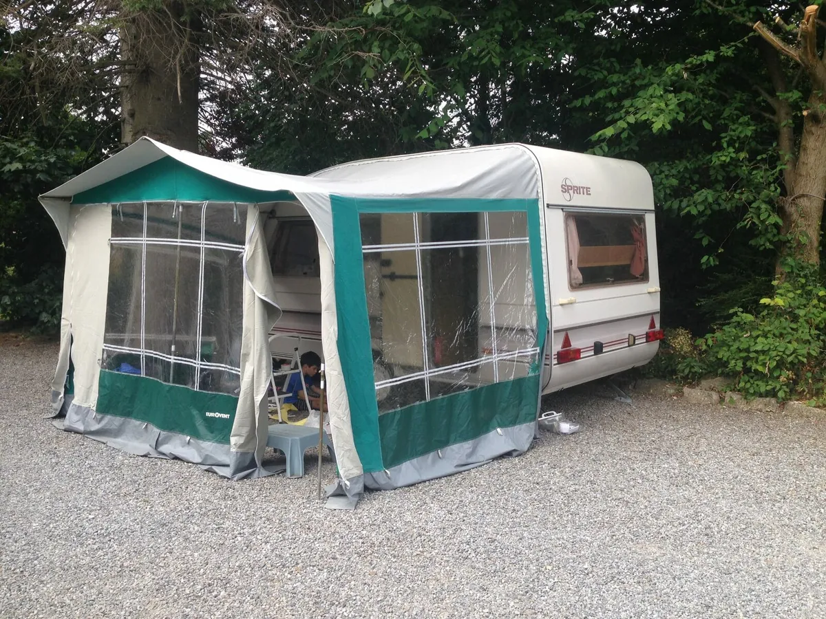 Immaculate 4-berth caravan - Image 1