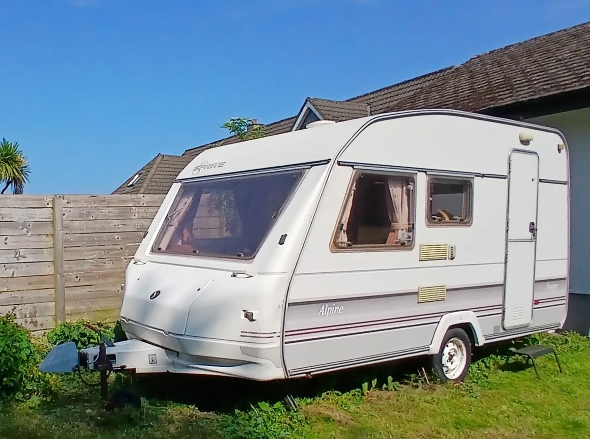 Immaculate 4-berth caravan - Image 3