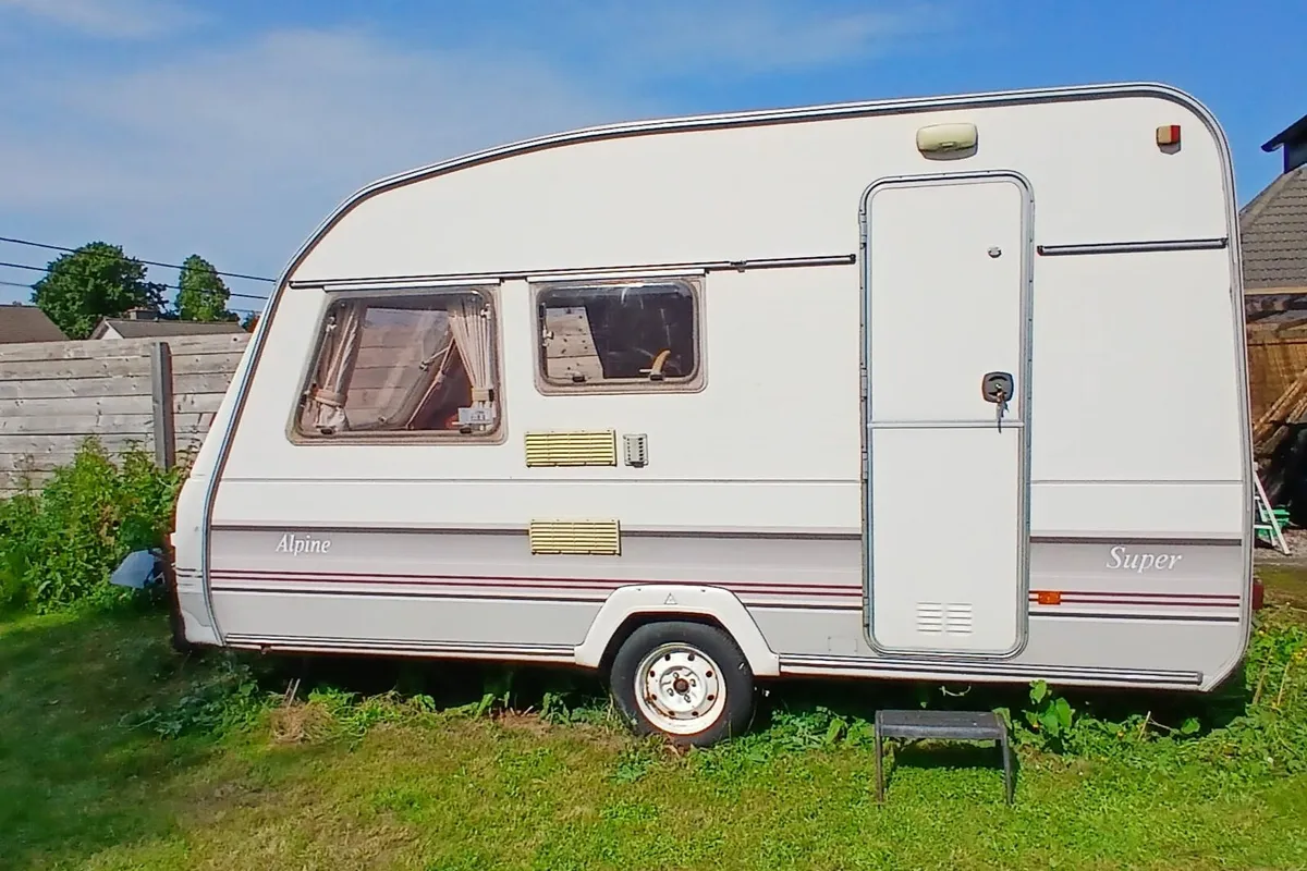 Immaculate 4-berth caravan - Image 4