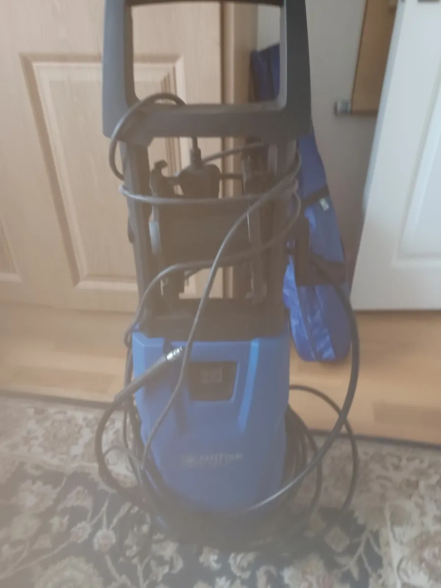 Water pressure - Image 1