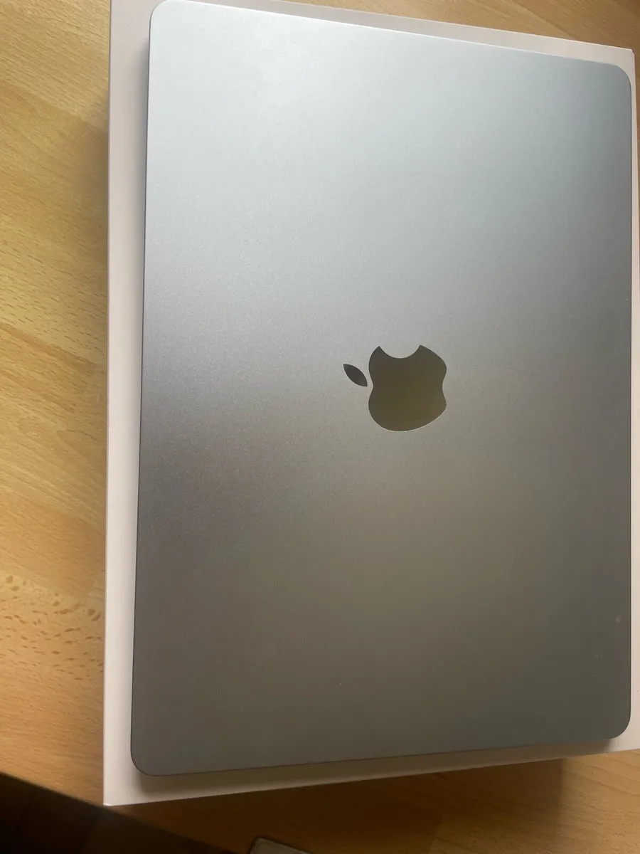 2025 MacBook Air 13” Screen 256gb Storage - Image 1