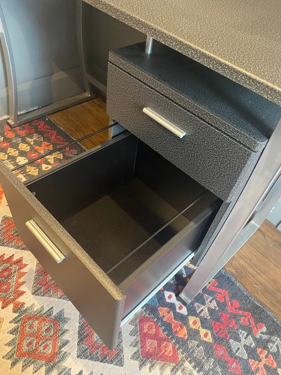 Desk - Image 4