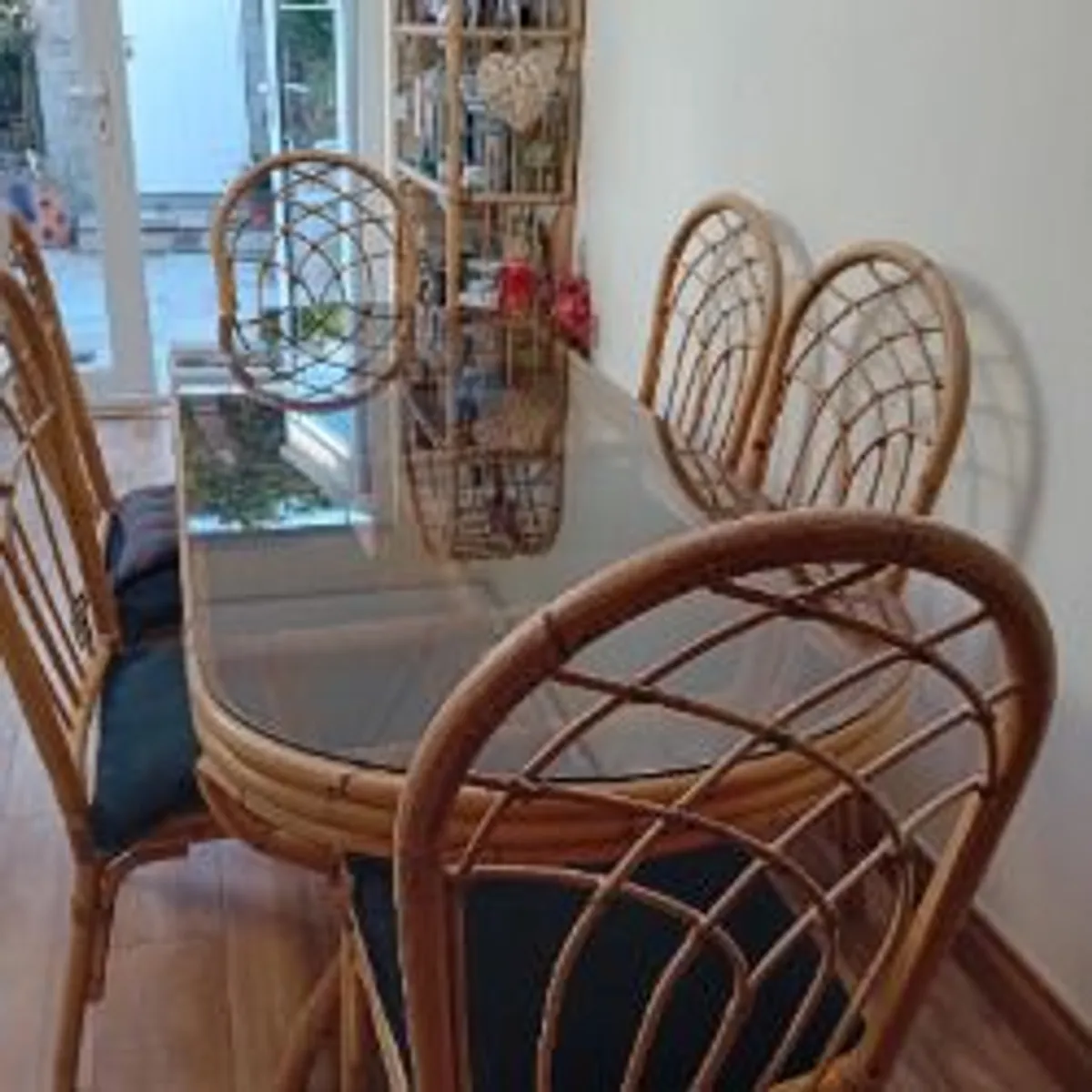 Table & 6 chairs - Image 1