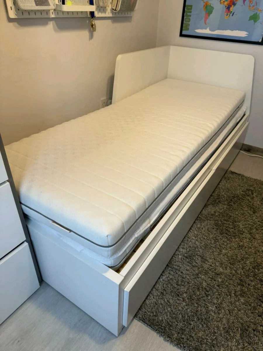 Bed - Image 1